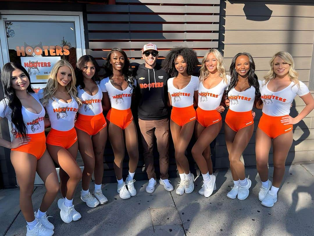 Hootersさんのインスタグラム写真 - (HootersInstagram)「Great having you at the Concord Hooters today, Chase! We’ll all be cheering for you tomorrow in Charlotte 🏁」10月8日 9時47分 - hooters