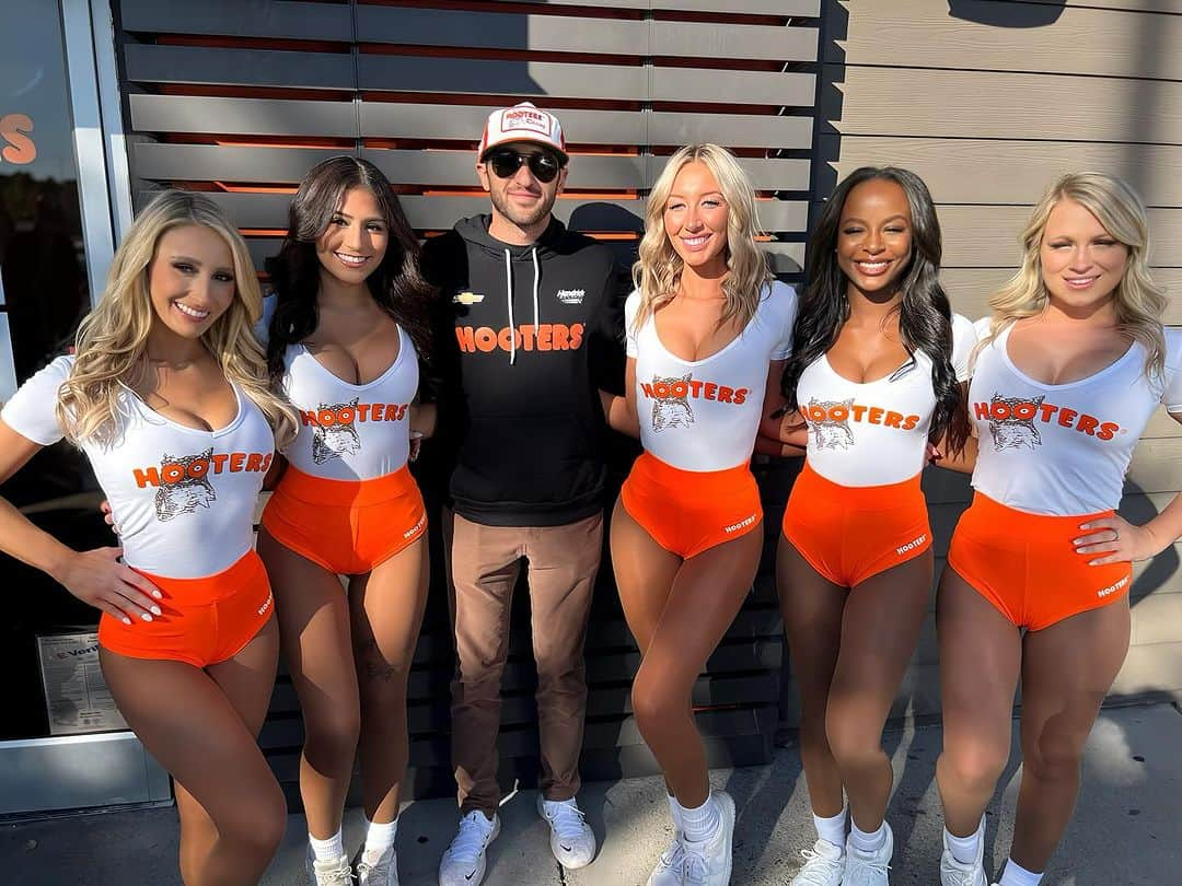 Hootersさんのインスタグラム写真 - (HootersInstagram)「Great having you at the Concord Hooters today, Chase! We’ll all be cheering for you tomorrow in Charlotte 🏁」10月8日 9時47分 - hooters