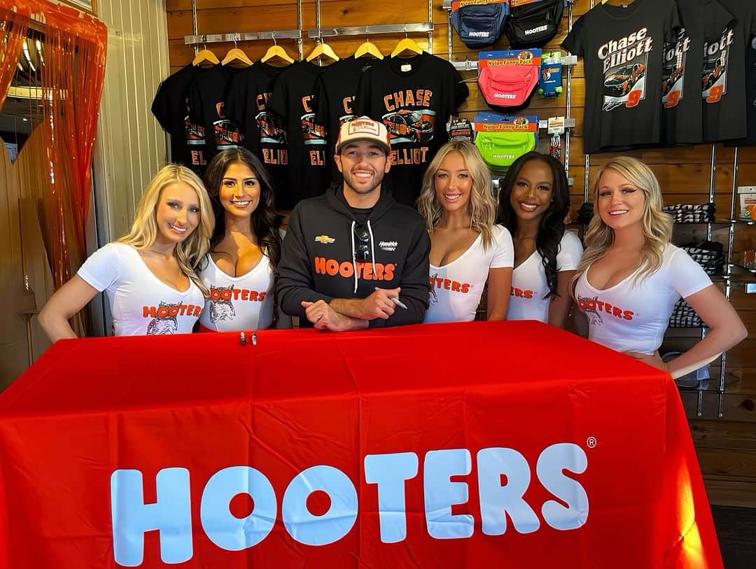 Hootersさんのインスタグラム写真 - (HootersInstagram)「Great having you at the Concord Hooters today, Chase! We’ll all be cheering for you tomorrow in Charlotte 🏁」10月8日 9時47分 - hooters