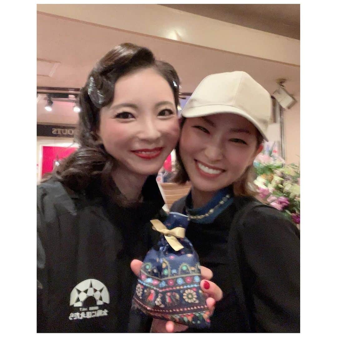 のインスタグラム：「#太陽にほえたら… 残すところあと5回です！ どんな瞬間も逃したくない☘️ 連日、お客さまや仲間たちからの嬉しい感想に本当に本当に励まされています。 昨日来てくれたハリポタファミリーの彩乃ちゃんと織詠ちゃん🥹💓 めちゃくちゃ嬉しかったよー😭✨ 本日も俳優座劇場にてお待ちしております💛」