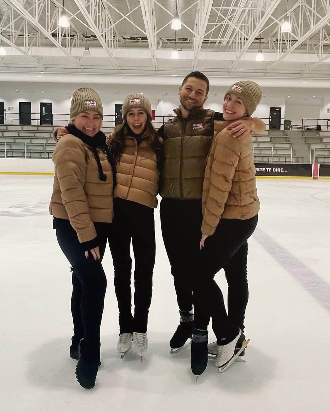 テッサ・ヴァーチュのインスタグラム：「Montreal roundup 🤎」
