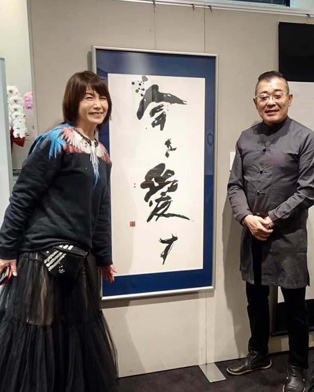 のインスタグラム：「東京日本橋 鈴鹿墨展 「第 26 回鈴鹿墨展~新章~」に出品させていただき会場に行ってきました。 私の作品は鈴鹿墨伝統工芸士の伊藤亀堂さん晴信の鈴鹿墨で書かせてただいています。 亀堂の墨を作る志の美し魅了され 「無敵」も生まれました。 墨の絆はたくさんの人々と繋がっていました。 亀堂さんの墨が今の私の力です。 亀堂さん晴信さんお嫁ちゃん辻ちゃんみなさんありがとうございます。  「今を生きる」は来週の丸善の会場にやっきますぜひ逢ってください。  2023年10月6日(金)搬入後〜10月8日(日)  時間:午前10時00分~午後5時00分  (6日は搬入後から最終日は午後4時00まで) 場所:三重テラス 2階イベントスペース 東京都中央区日本橋 室町 2-4-1 浮世小路千疋屋ビル「YUITO ANNEX」1F・2F) #yanokiyomi #矢野きよ実 #矢野きよ実の書 #鈴鹿墨」