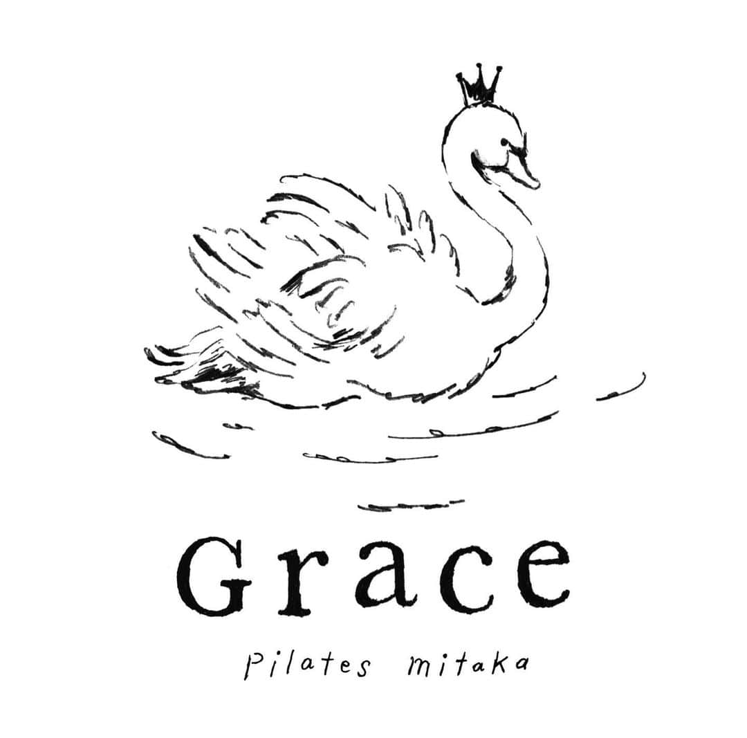 利光春華のインスタグラム：「昨日、三鷹に新しくオープンしたマンツーマンのピラティススタジオ 「Grace pilates mitaka」 のロゴマークやイメージイラストレーションを描かせていただきました🦢 @grace_mitaka   オーナーでありピラティスの先生である星さんがイメージするピラティススタジオを ビジュアル化したらこんなイメージに仕上がりました😊  じつは、先日アップした透明のアクリル板の白鳥作品も こちらのスタジオ内に飾っていただいております🦢  会員の方に、少しでも気持ちよく通っていただけるといいな😊 素敵なイメージのお手伝いができて楽しかったです🙌  #ピラティススタジオ #Gracepilatesmitaka #ロゴマークデザイン #イラストレーション #illustration #artwork #利光春華」