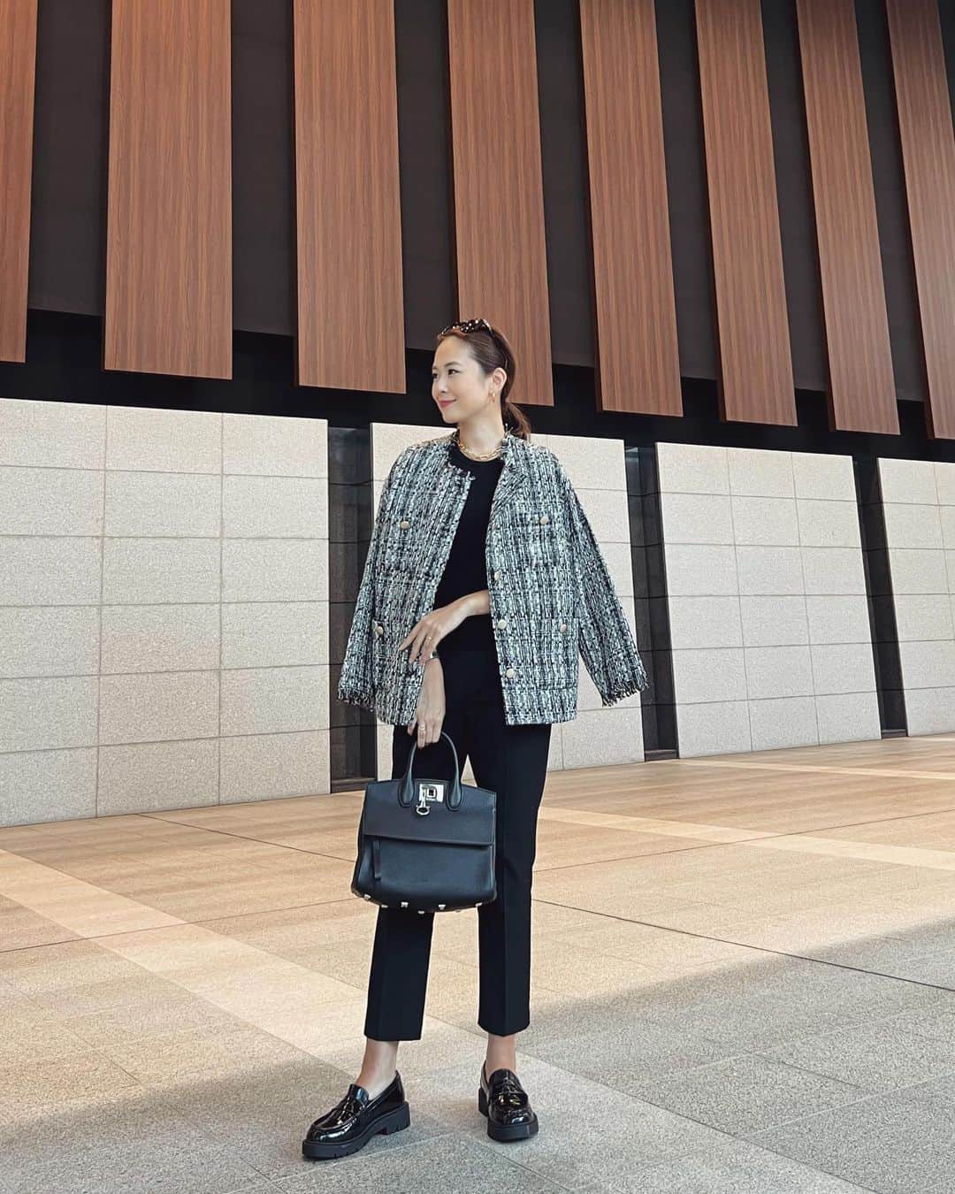 MAICOさんのインスタグラム写真 - (MAICOInstagram)「#outfit . . 一気に肌寒くなって来たので、最近はジャケットの出番が多めです。  ゴールドボタン×ツイードの大好きな組み合わせ。 デニムにも合わせたいです🫶🏻✨  Jacket... @nostalgia_jp   #nostalgiajp #ノスタルジア #noszozo」10月8日 9時57分 - maico0327