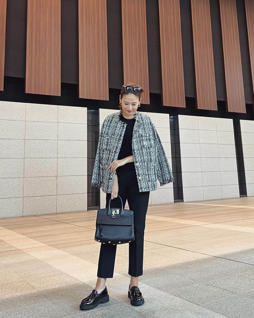 MAICOさんのインスタグラム写真 - (MAICOInstagram)「#outfit . . 一気に肌寒くなって来たので、最近はジャケットの出番が多めです。  ゴールドボタン×ツイードの大好きな組み合わせ。 デニムにも合わせたいです🫶🏻✨  Jacket... @nostalgia_jp   #nostalgiajp #ノスタルジア #noszozo」10月8日 9時57分 - maico0327
