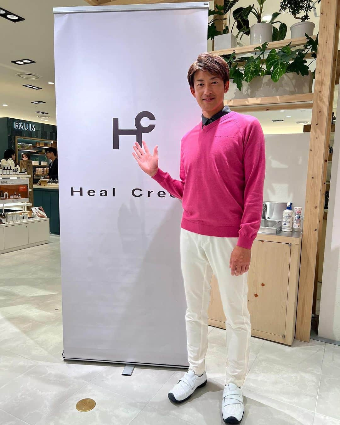 能見篤史のインスタグラム：「野球を引退してからご協力頂いているHeal  Creekさんのイベントに参加させて頂きました🙇🏻  デザインもシンプルな物からお洒落な物も沢山ありますし、動きやすさも追求されていて凄く気に入って愛用させて頂いてます😊  ご興味のある方は宜しくお願い致します🙇🏻  イベントにご協力頂いたスタッフの皆様、そしてこのイベントに足を運んで頂いた皆様ありがとうございました🙇🏻  #healcreek 様 #梅田阪急百貨店 様 #イベント #市川いずみ さん #スタッフの皆様 #足を運んで頂いた皆様 #ありがとうございました🙇🏻」