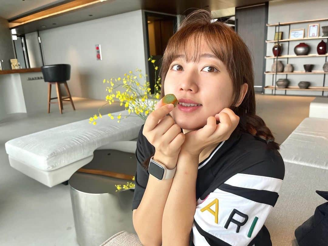 華音のインスタグラム：「台湾にやってきたよ！ もうね、どこ見ても日本語と日本チェーンだらけで 言語と料理が違うだけでただの日本だった笑 ちな、ここ千と千尋の神隠しの舞台になったらしい九份！ 公式のグッズなのかこれｗって思うようなクオリティ高いグッズいっぱいやった。笑 そんな私は台湾に来てもイギリス発のサプリグミ、ちゃんとばりむしゃしとります。今日で6週間目！ 美味しすぎてもはやスナック化しとる。 アメリカ人社長インタビューをした動画あげたから是非みてちょ😳！ 栄養系の単語ってさ、普通に知らんのもあって字幕つけるのちょっと苦労したわwww  https://bit.ly/45eCh3K クーポンコード：KANON30  お肌ツルピカになったから是非使って見て😳  #PR #ナリッシュ3D #台湾」