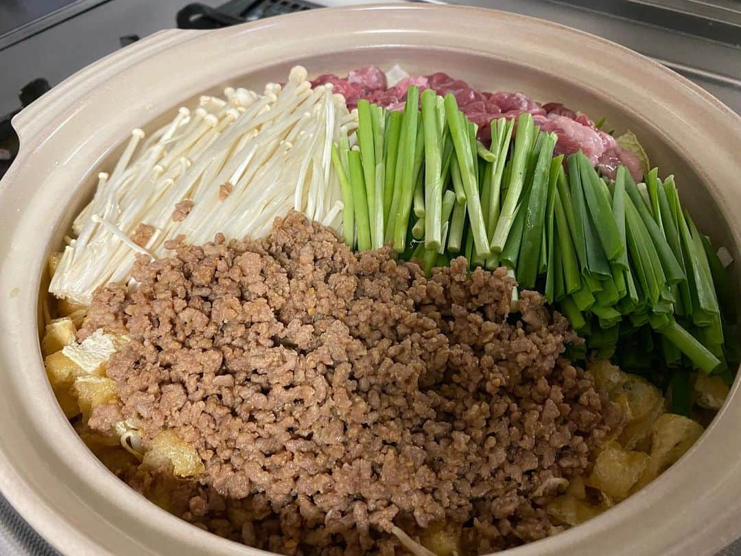 大河壮太のインスタグラム：「夕ご飯  豆乳坦々鍋と新米  スープはシャンタン豆乳すりゴマ味噌で完成！ ひき肉は酒みりん醤油味噌で 妻が辛いもの食べられず豆板醤は無し  新米は今年から始めた自分で作ったひとめぼれ  最高‼️  #夫婦飯 #宮城 #仙台 #移住 #お野菜太郎 #新米 #ひとめぼれ」