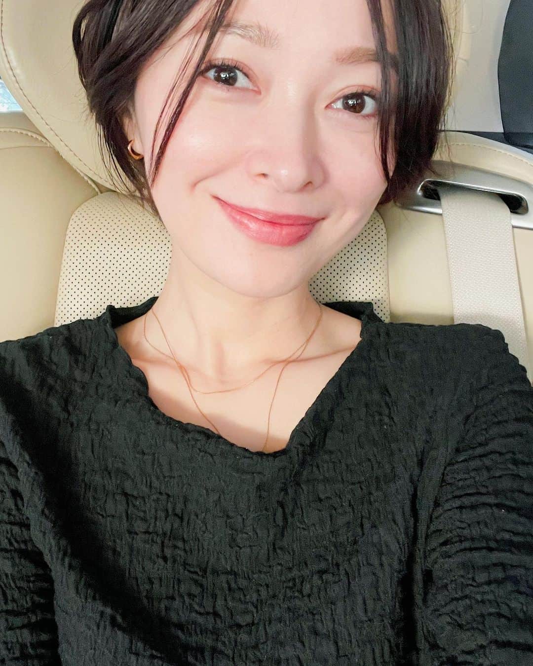 のインスタグラム：「. Sunday.  何気ない日常ですが愛おしく感じる日曜日 きっとこれも、暑さもやわらいで過ごしやすくなったからなのかな🍁 身体も動かしやすい気候だね♪  金土と取材を終えて、溜まった洗濯掃除を片付けました。 子どもたちはくもんタイム📖😊  午後は数日分の副菜を作り置きして合間に子どもたちと遊ぼうかな🌿  みんなも素敵な週末をお過ごしください♡」