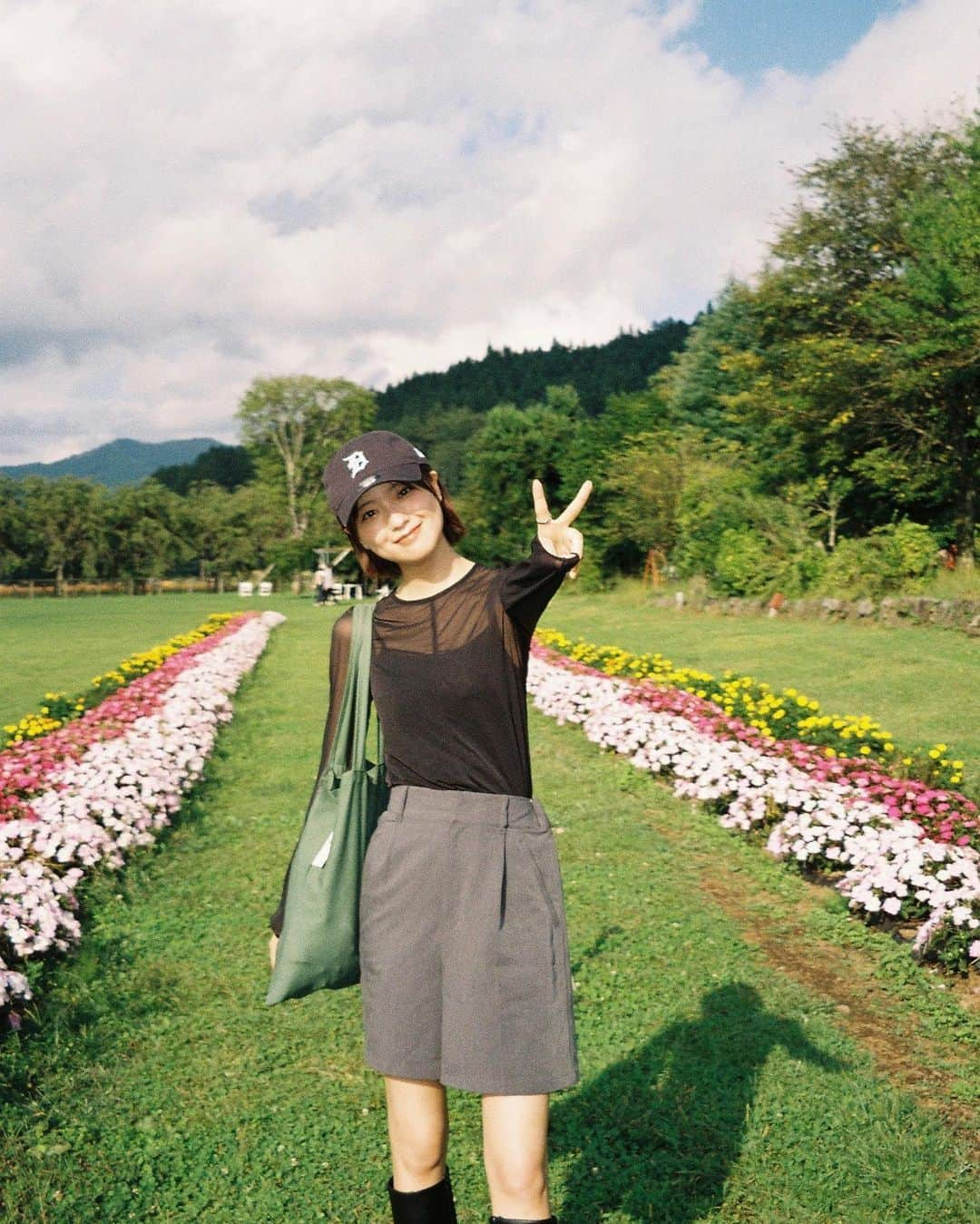 工藤美桜さんのインスタグラム写真 - (工藤美桜Instagram)「本日24歳のお誕生日を迎えました！ あたたかいお祝いメッセージ、たくさん届いています。ありがとうございます☺️  23歳は新しい出会いがあり、別れもあって プライベートでもお仕事でも新しい経験をしたり… 自分の中でちょっぴり成長できたかな？と感じる歳でした  24歳も初心と感謝を忘れず、私のペースでがんばります！色んなことにチャレンジする気持ちも忘れたくないですね！  あ、あと…歳を重ねるごとに感じるのは、健康であることが1番だな…と。（笑） 最近涼しくなってきて過ごしやすくなってきましたが、みなさまも身体には気をつけて…過ごしましょうね💐  いつもありがとう〜！！」10月8日 10時03分 - mmio_kudo