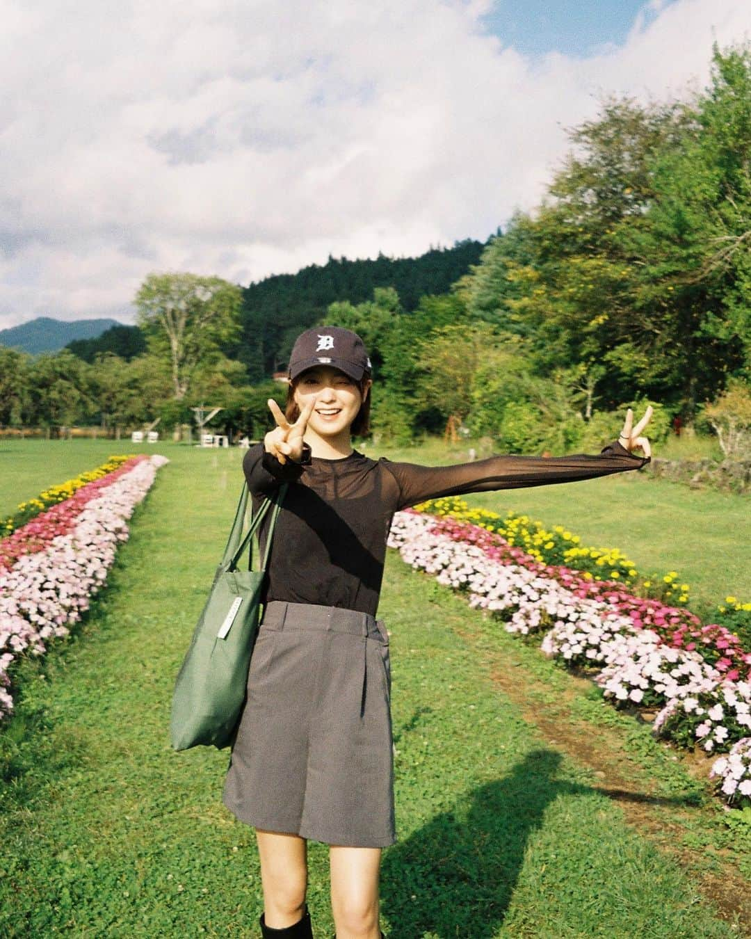 工藤美桜さんのインスタグラム写真 - (工藤美桜Instagram)「本日24歳のお誕生日を迎えました！ あたたかいお祝いメッセージ、たくさん届いています。ありがとうございます☺️  23歳は新しい出会いがあり、別れもあって プライベートでもお仕事でも新しい経験をしたり… 自分の中でちょっぴり成長できたかな？と感じる歳でした  24歳も初心と感謝を忘れず、私のペースでがんばります！色んなことにチャレンジする気持ちも忘れたくないですね！  あ、あと…歳を重ねるごとに感じるのは、健康であることが1番だな…と。（笑） 最近涼しくなってきて過ごしやすくなってきましたが、みなさまも身体には気をつけて…過ごしましょうね💐  いつもありがとう〜！！」10月8日 10時03分 - mmio_kudo