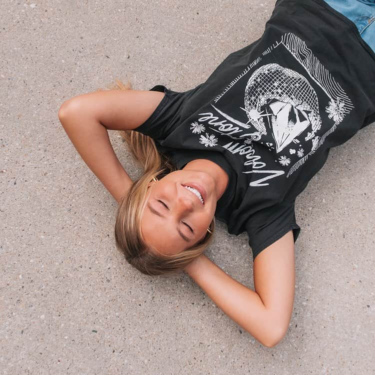 Volcom Women'sのインスタグラム：「Saturday smiles 😆 and disco balls on our tee 🪩」