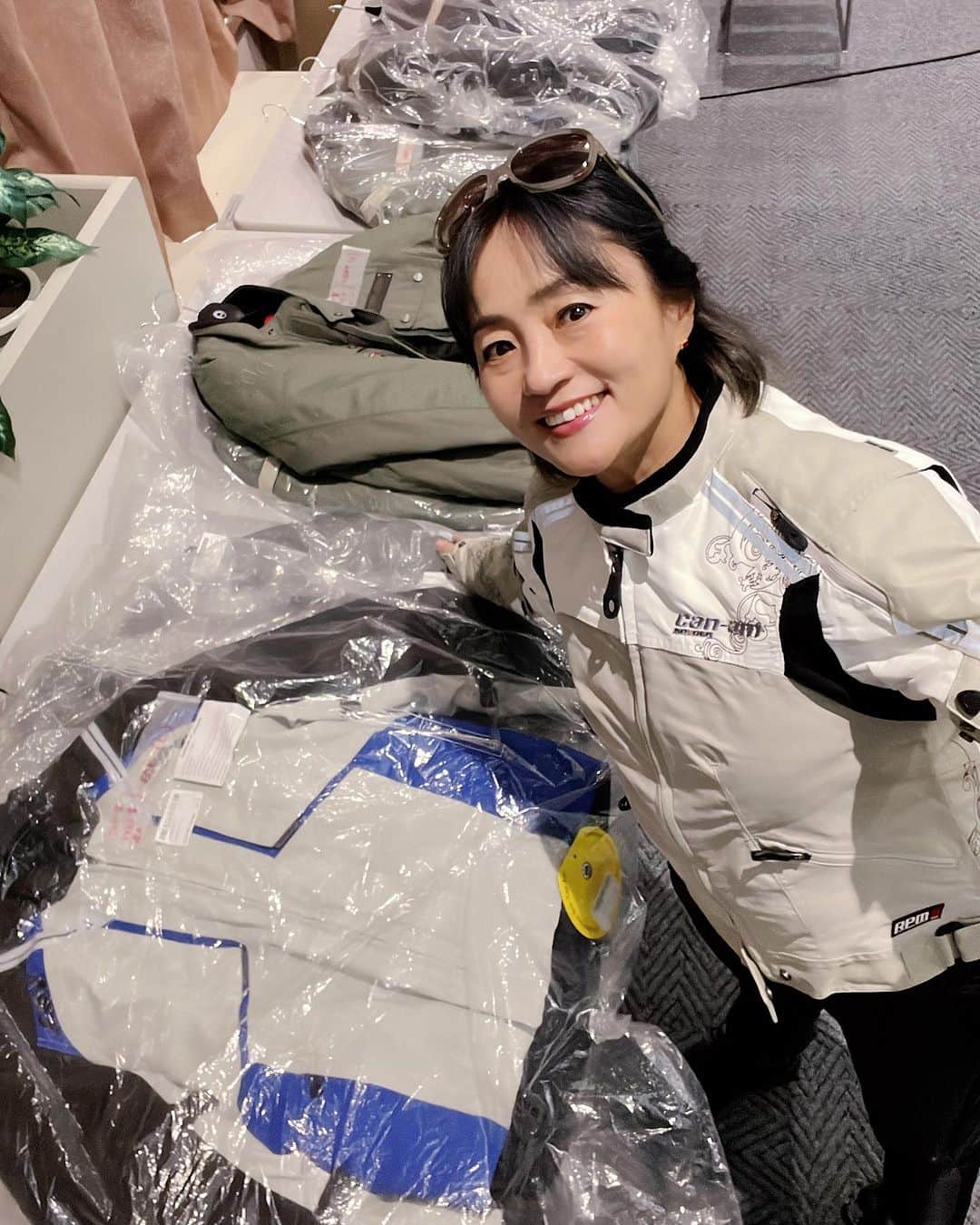 橋本志穂さんのインスタグラム写真 - (橋本志穂Instagram)「これからBRPのオーナーズミーティング 四年ぶりの開催だそうで 全国から151台、186人のcan-amライダーが集まりました。 午前中はみんなで栄村をツーリング❣️  Kotaki米などの栄村の特産品の展示や お蕎麦やドリンクの無料提供があって、大賑わい。  私は皆さんとのツーリングと、午後からトークショーをやります。 バイクタレントの木村亜美さんと一緒に。  参加者には 参加賞たくさん(栄村の特産品) そして、いろんな景品がありますが、can-amのジャケット、かっこいいよーー！  #バイク女子　#brp　#can-am #SPYDERF3」10月8日 10時03分 - shihohashimoto3