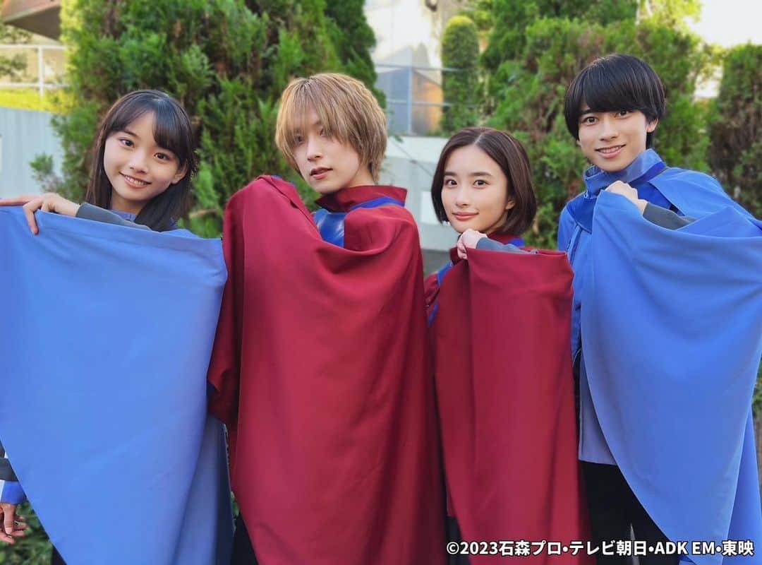 安部乙のインスタグラム：「仮面ライダーガッチャード第6話ありがとうございました😊 錬金アカデミー生徒たちと… 来週もお楽しみにー🌵🤍」