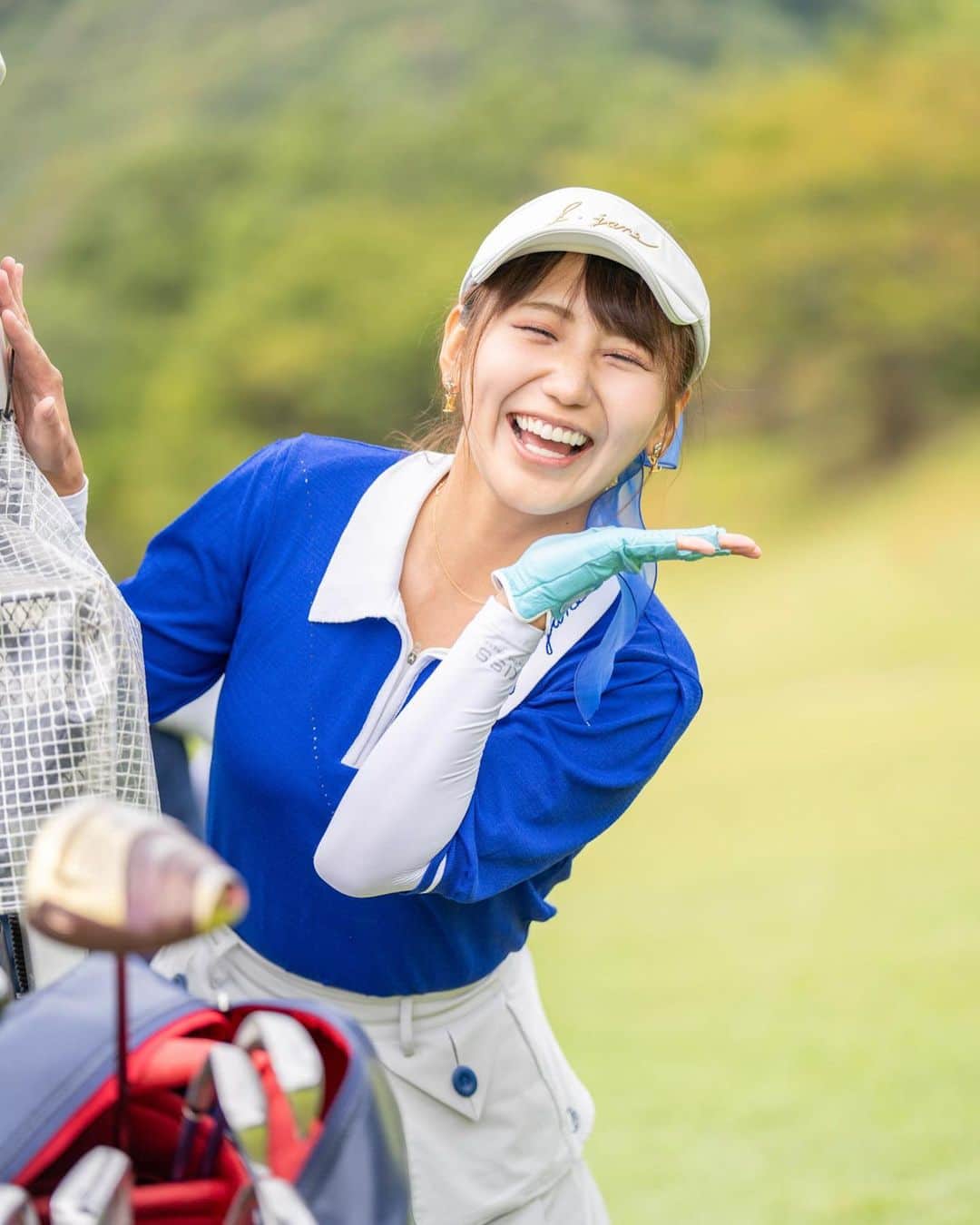 MIKIのインスタグラム：「まーみちゃんのコンペの時 カメラマンさんに撮ってもらった データが素敵すぎる🩵💙🩵 @yuu.adventure  ありがとうございます😍 私の写真のオンパレードで ごめんなさい🙏笑 せっかくやから載せようと思います🤪🩷🩷🩷  #ゴルフ女子 #ゴルフ女子コーデ  #ごるふ女子 #ゴルフ女子と繋がりたい  #韓国ゴルフウェア  #ブルーコーデ #ゴルフコンペ  #ゴルフ上手くなりたい #ゴルフオシャレ  #ゴルフ大好き #ゴルフ好きな人と繋がりたい #笑顔 #カメラマンさんに感謝 #golfstagram #ゴルフスタグラム」