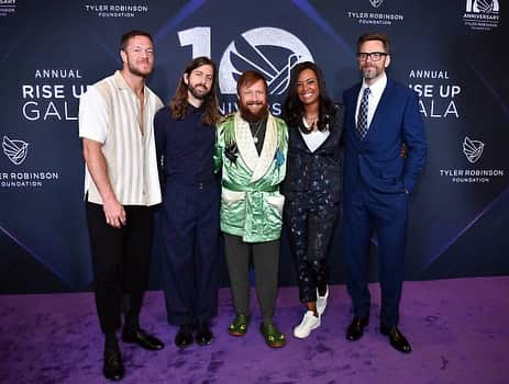 アイシャ・タイラーのインスタグラム：「An INCREDIBLE night with @imaginedragons at @resortsworldlv to raise money for the crucial work @trfdotorg is doing to support families fighting pediatric cancer diagnoses. So many incredible stories, so many strong families and kids there, and a beautiful night of music all on behalf of kids fighting cancer. Thanks to @imaginedragons and my best brother from another mother @joelmchale for a fantastic night, and big props for that bass guitar Ben was rocking in support of #reproductiverights and @plannedparenthood. It’s a true honor and gift to give back. So glad we got to do it together in the desert! 🎆 also disregard my ridiculous howling on ☢️ I got very excited #tylerrobinsonfoundation (PS just googled and realized @benamckee’s bass art inclusion game is absolutely peerless so just letting that soak in rn) but thanks also to the Dans and Wayne for the best night ever ♥️」