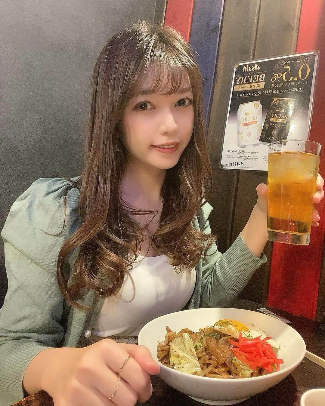 嶋村瞳さんのインスタグラム写真 - (嶋村瞳Instagram)「. 鉄板焼きそば・酒場しぶやき @shibuyaki55  TBSジョブチューンのアレンジ焼きそば対決で2連覇した今話題の鉄板焼きそば！  ファンの皆様は知ってる方居ると思いますが、私焼きそばが凄くすきなの♡とくにシンプルな鉄板焼きそば♡ というわけで、定番の黒(自家製ソース)を食べました🍴♡ でも焼きそばにこんなに種類があるんだなと驚き、だし塩も今度食べてみたい☺︎︎  ここはレモンサワーも楽しめるお店みたい🍋  ふらっと1人でも入れるから行きやすい(ㅅ´꒳` )  平日はスポーツ観戦、土日は競馬観戦もできるみたいよ🏇🐎  気になった方はぜひ行ってみてね！  PR @shibuyaki55 #居酒屋 #焼きそば #レモンサワー #渋谷焼きそば #渋谷グルメ #渋谷ランチ #しぶやき #鉄板グルメ」10月8日 10時12分 - hitomi_shimamura_official