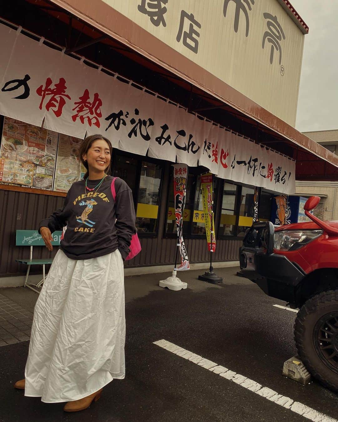 堀舞紀のインスタグラム：「🍰🍰🍰  誕生日の日の写真🤳。  📍来来亭w  この日は珍しく大雨☔️。 予定も何もなく 何処も行かずに おわるところだった… あぶない あぶない  すっぴん パジャマだけは 免れた🙋🏽‍♀️  夜は 家族がデカすぎるcake🎂で お祝いしてくれたから 🙆🏽‍♀️まる。  私の前で風船膨らまして 飾ってたけどさ🙄🙄🙄  お母さんの誕生日なんて みんなこんな？？感じ？？  💌🎁も貰えて シアワセょ🫶🏾  秋は家族全員の誕生日なので 目まぐるしいです😵‍💫💦  あと3人、10月😂😂😂 すごいよね🙌🏾  42歳も 好きな事して 好きな服きて 好きな人達とのんびり 過ごしたいです🙋🏽‍♀️。  笑"  #母親服装 #誕生日バージョン #ラーメン屋  ps. スカートがシワシワなのは、、 雨から☔️白いワンピを 守る為にまくりあげまくりしていたからです🫠  cake🥧は甘酸っぱくて🥺 焼いたら最高〜。  "peace of cake"www」