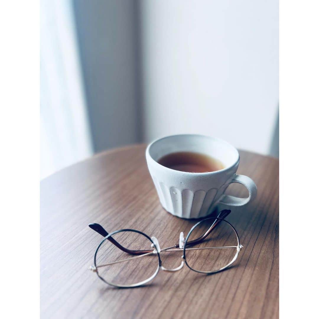 小泉みゆきさんのインスタグラム写真 - (小泉みゆきInstagram)「すぐ失くすけん、なんぼでも持っとるだてめがね。 いつも、何百円で買う🥺  ソレいいね！って言われるんやけど、『ほな、いる？300えんの代物やけどいいん？』っていうてすぐ人にあげてしまう癖もあります。」10月8日 10時20分 - koizumimiyuki