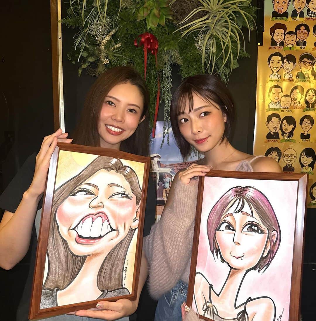 白川理桜のインスタグラム：「初カリカチュア！をラオウさんに @raoutanaka 描いて頂きました！✨️ よく口開けて笑ってるとことかエクボとか めちゃくちゃ特徴捉えてもらってて見た瞬間笑っちゃった🤣 ちなみに左上をよく見る癖、心理学的に 何かを思い出そうと記憶を辿っている動き らしいです！確かに忘れっぽい😆 道具をお借りして自分でも描いてみたけど奥が深い…… 絵、趣味にしたくなりました楽しい……！ ⁡ シンディはよく似顔絵体験してるイメージだけど 今回初めて口を閉じてるバージョンを見て 新たな発見でした！似てるぅ らくだばさんで美味しい料理も食べて最高の日でした✨️ ⁡ #似顔絵 #カリカチュア #らくだば  #似顔絵イラスト #新宿 #趣味 #イラスト #アーティスト」