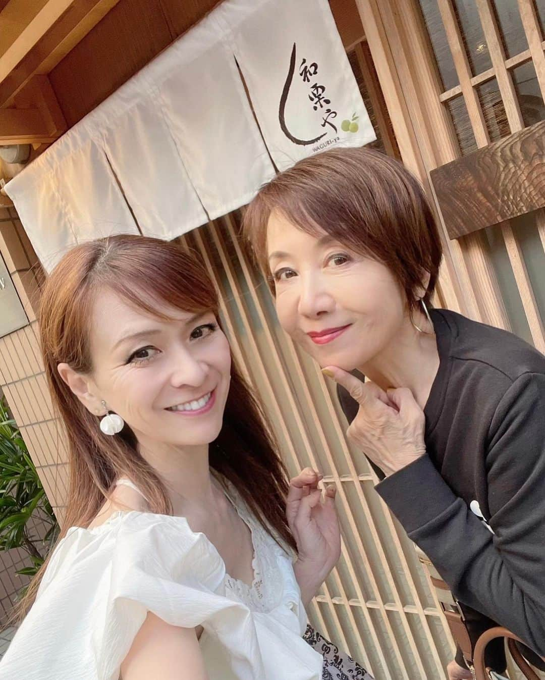 奈美悦子さんのインスタグラム写真 - (奈美悦子Instagram)「「和栗や」さんで大好きなモンブランを頂いてきました。 予約困難なお店で貴重な栗🌰 年に一度の楽しみ💕美味し過ぎました。真由美さんお誘いありがとうございました❤️ #栗 #栗スイーツ #モンブラン #予約困難店 #貴重な栗 #贅沢 #美味しい #美味し過ぎる #ありがとう #幸せ #年に一度」10月8日 10時36分 - nami.etsuko