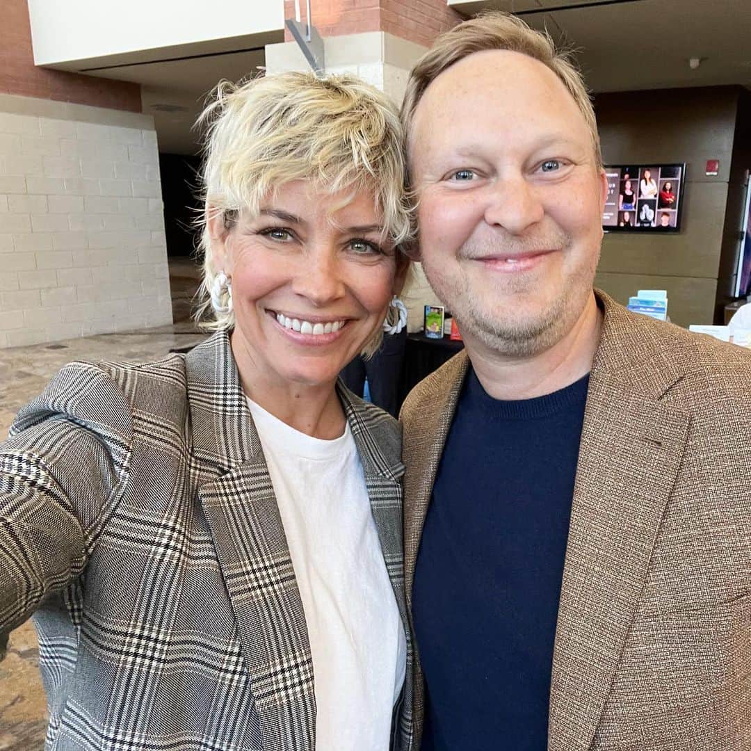 エヴァンジェリン・リリーのインスタグラム：「My lit agent @bryannormanatalive and I are at a writers conference together dreaming up how to bring some of my personal journey to life to share with y'all. We are thinking of an intensive few days holed up together to bang out the bones of it. So curious to see what will come of this process.   @aliveliteraryagency #brainstorming #memoir」
