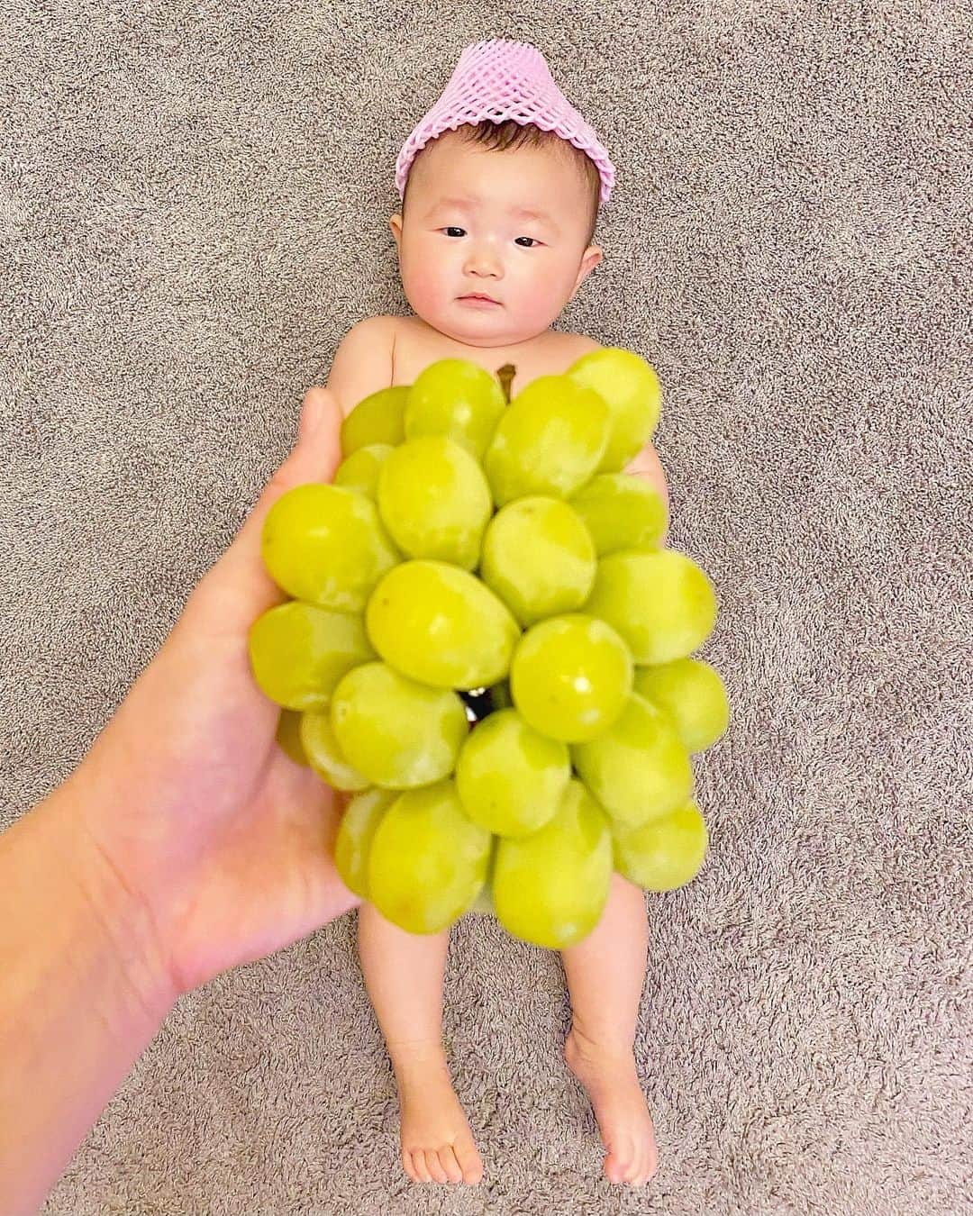 夕霧らいさんのインスタグラム写真 - (夕霧らいInstagram)「ベビーフルーツ🍇 シャインマスカットでアフロとドレスに👗🧑‍🦱 最近ハイハイをするようになったので、このムチムチ感も後少しで引き締まってしまうと思うと、ちょっと寂しい🤏 フルーツアートもそろそろネタ切れになりそうです☺️ . This fruit was very sweet and delicious. I'm looking forward to autumn fruits from now on. . . #赤ちゃんアート #フルーツアート  #ベビーコーデ  #シャインマスカット #マスカットアフロ #マスカットドレス #フルーツキャップ #8ヶ月ベビー  #女の子ベビー  #食べちゃいたいくらい可愛い  #byパパ  #親バカ部」10月8日 10時32分 - 88rairai88