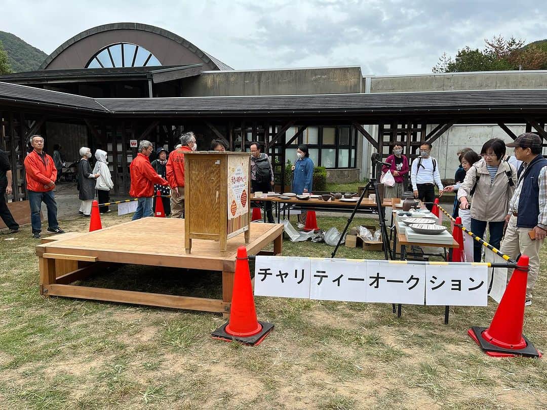 丹波焼の郷（公式）のインスタグラム：「. おはようございます！ 本日もたくさんのお客様にご来場いただきありがとうございます！  11時と 13時30分より チャリティーオークションを開催します！ 司会のDJ赤松さんにもお越しいただきました😃  是非ご参加ください💕  美味しい食べ物屋さんも出店もありまーす。」