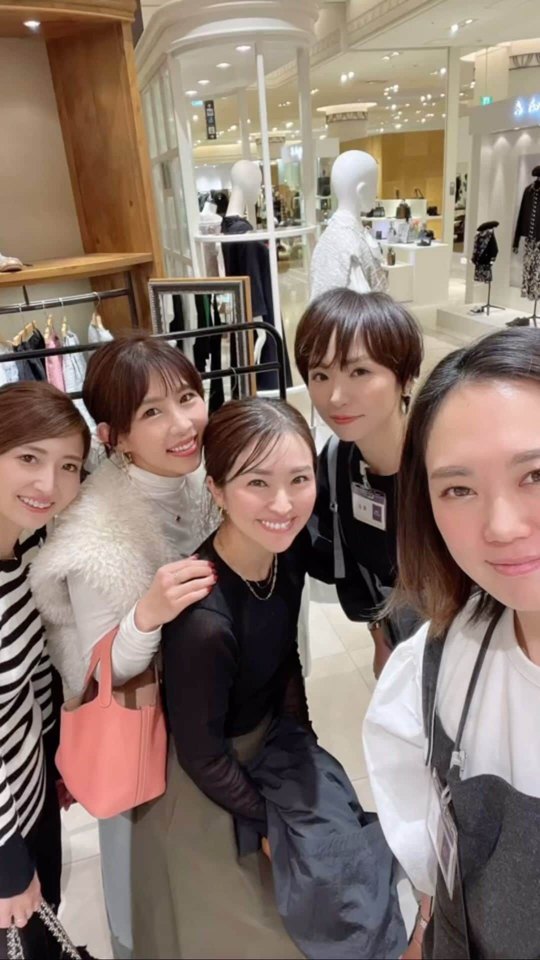 林香里のインスタグラム：「@myine_my  pop up shopへ♡ 久しぶりの　@mika11kotetu ❤️ @yurikohirai_ に 会えて面白い2人にパワーもらって帰りました🤝🏻🔥  リールに載せているモコモコのアウターや チェックコートは先行発売⭐️ pop up shopは今日までです☺︎」