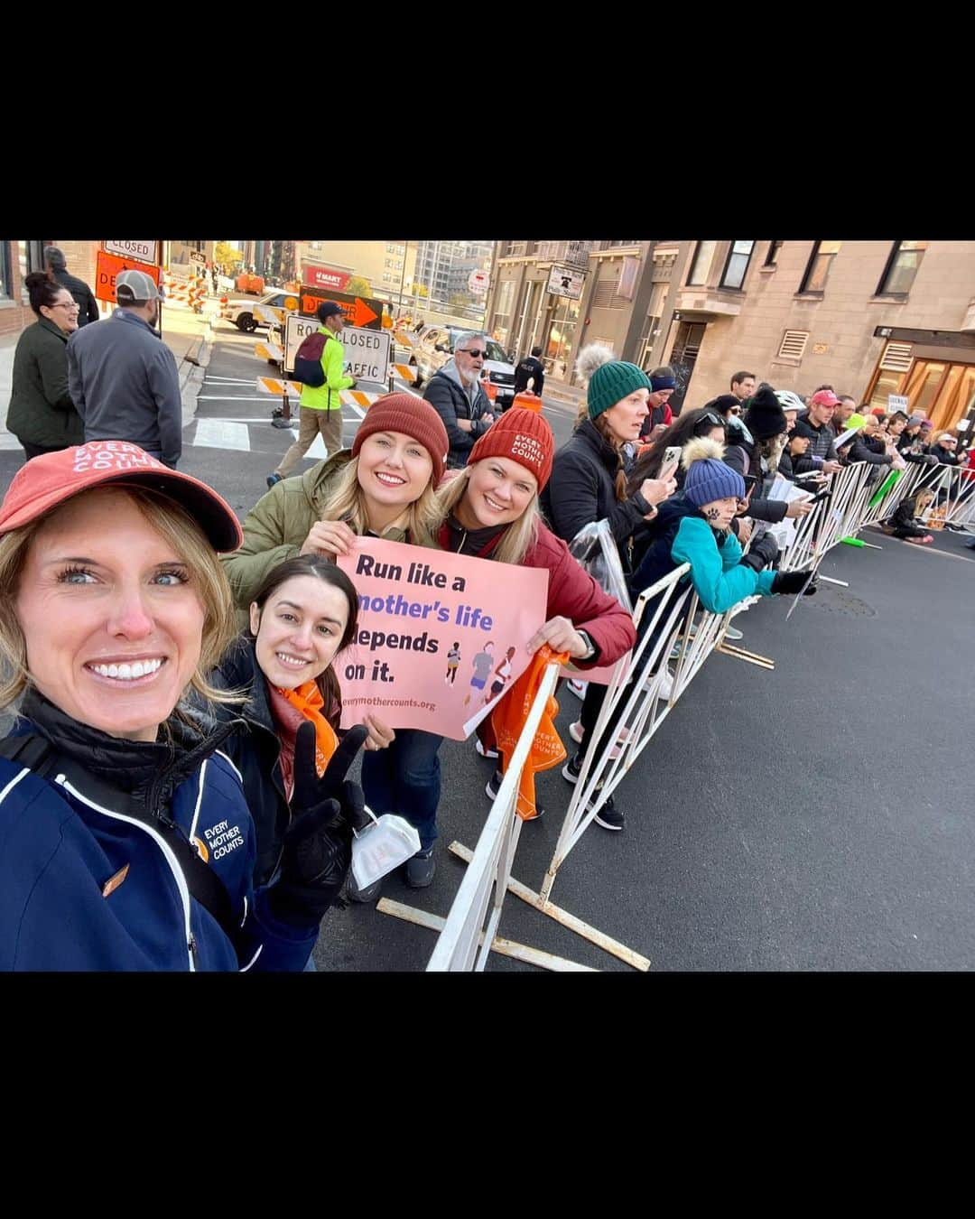 クリスティー・ターリントンさんのインスタグラム写真 - (クリスティー・ターリントンInstagram)「Good luck to everyone running @chimarathon tomorrow, especially @runteamemc! Here are some photos from the last time I ran Chicago in 2016, my second fastest marathon time 3:47 after @londonmarathon, (thank you @emzim1 🙏) Highlight was meeting the incredible @joanbenoitsamuelson who was the fastest American woman at the @chimarathon after winning the race in 1985 for 32 years (2:21!) Thank you for all those who have participated in races around the world to advance our mission to make pregnancy & childbirth safe, respectful and equitable for all in U.S. and globally since our first marathon in 2011! 🧡🧡🧡 @everymomcounts #runlikeamotherslifedependedonit」10月8日 10時39分 - cturlington