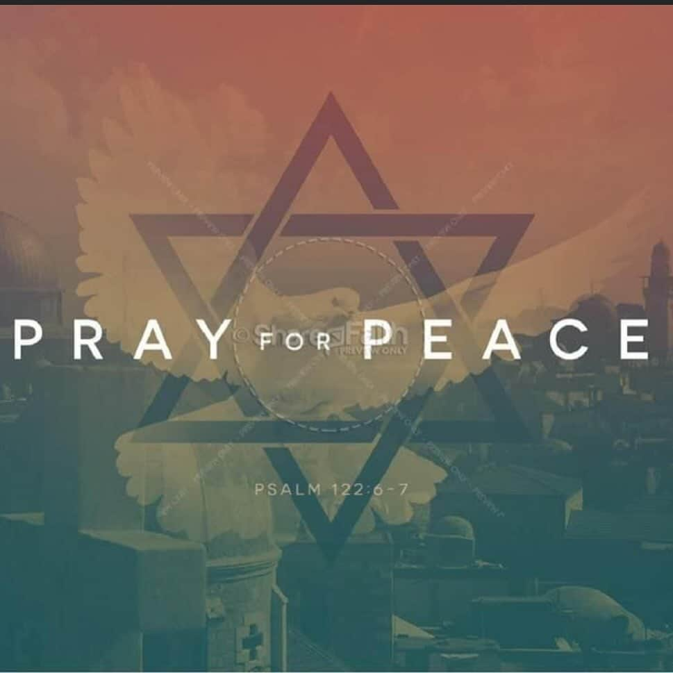 マーリー・マトリンのインスタグラム：「Thinking of our families, friends and people in Israel. Condolences to the families and friends of those who perished and those who are injured. And those who are missing, I pray they are returned back home safely. Kindness is what we need to be more than ever. Hug your loved ones. Be kind all around. 🇮🇱」