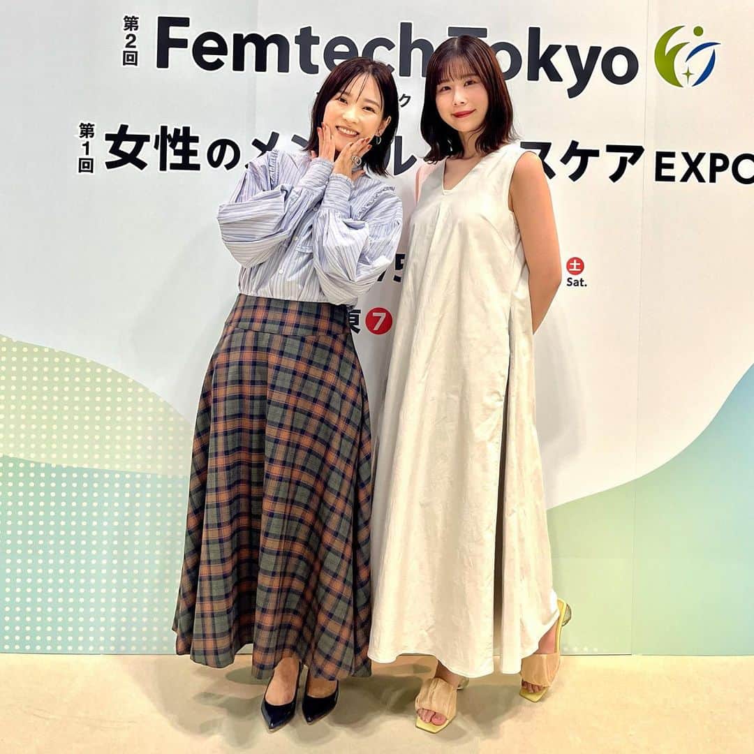 のインスタグラム：「映画『人生に詰んだ元アイドル 〜』関連イベントで、有村藍里ちゃんとビッグサイトでトークショーさせて頂きました。  普段、プライベートで銭湯に行ったり、お互いLINEで色々なことを語ったり…。  何より誕生日が同じ日(!!!)という特大級のミラクルをかます私たち💃🌹  藍里どん🍑🍑  見た目はふんわりとした美しさを携えながら、芯が強く、常に真面目で、ひとつのことに一生懸命で、そして真心を大切にして生きておられるレディーです。  プライベートで会う時、我々は完全にオフモードでスッピンのことも多く🤫  (勿論、スッピンでも藍里どんは美しくて発光しておられ…✨)  こうしてトークショーをご一緒するのは初めてでしたが、凄くよいバイブスが空間に流れ、大成功で、よかったです。  会場200席くらいでしたでしょうか？   メディアの皆様、事前に予約してお越しくださったお客様、飛び込みで私たちのことを見つけ、聴いて下さった方で最終的に、ほぼ満席に近い状態に🈵✨  誠に、ありがとうございました。  今回、女性のメンタルヘルスケアに特化したイベントでした。  こうした機会を頂き、私が一人の作家として伝えていきたいことともリンクし、とても嬉しいです💍  アキコ衣装: スカートとブラウス(@manon_official ) リング (@somnium_22 ) イヤリング (@goldy_jp ) ファッションプレス susupress(@susu_press )さんでお借りしました🙏✨」