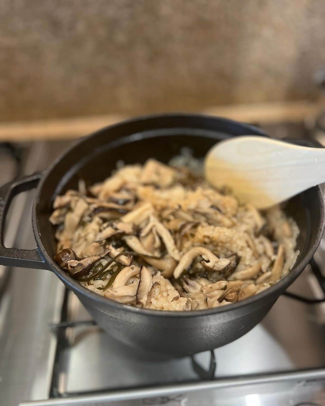 のインスタグラム：「今朝はきのこの炊き込みご飯。 本当は栗ご飯にしたかったけど😅 それはまた後日🌰 すっかり食欲の秋でございます。 #食欲の秋」
