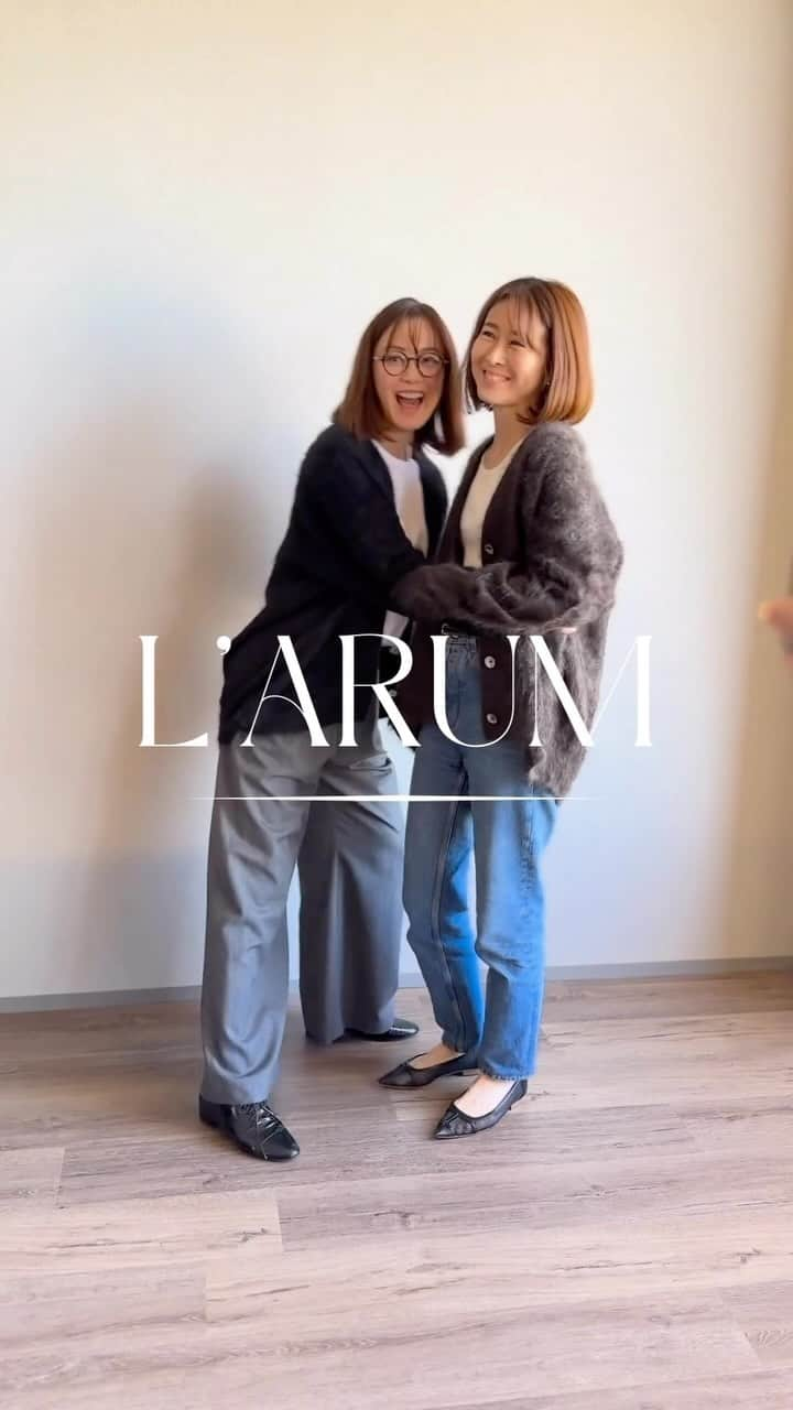 藤井聖子のインスタグラム：「L'ARUM  お友達の @juin____303 がディレクションをしている @larum__official のカシミヤカーデが入荷したと言うことで @eriebihara と実物を見に行かせてもらいました♥  行くまではブラックをオーダーしようかなと 思ってたんだけど、チャコールブラウンを羽織ってみたら 気持ちまで優しくしてくれる色合いにすっかり惚れてしまい 散々迷った挙句（何回ブラックとチャコール羽織ったかな笑） チャコールブラウンに決めました！  私はタンクトップに羽織っていたんだけど 素肌に触れても気持ちのいい質のいいカシミヤ様。 着画の撮影に協力させてもらったんだけど かわいい上にふわっふわなえりちゃんとハグしたら 本当に幸せな気持ちになりました☺️ 幸せな気持ちになれるお洋服だなんて 最高じゃない♡  ちなみにえりちゃんが着ているのがブラックで 私がチャコールブラウンです。  オンラインがメインなんだけど @lintos_cafe_official でも手に取れるそうなので 気になった方はぜひ実物を見て欲しい！！ 安いお買い物ではないので、 実物を見て納得して買いたいですよね🌿  #larum #ラルム #カシミヤカーディガン #モケモケニット」