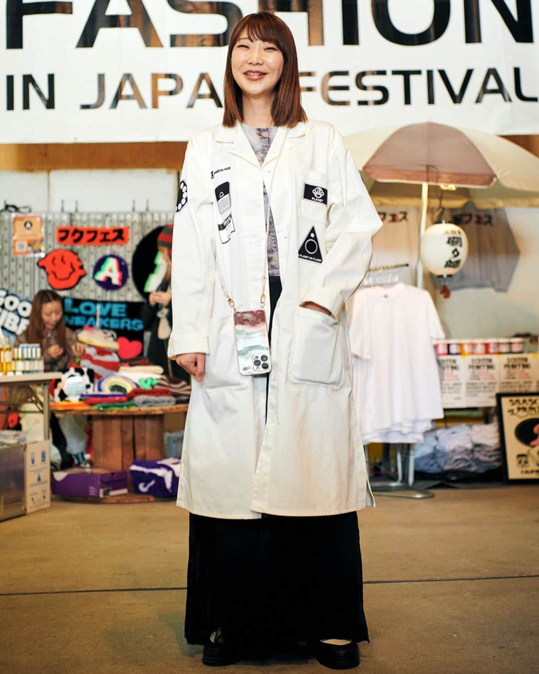 WWDジャパンさんのインスタグラム写真 - (WWDジャパンInstagram)「イベント・スナップ：ファッションユーチューバーらが出店する「服フェス」で33人撮！  ファッションユーチューバーのハズムが代表を務めるDANは、東京・渋谷のスペース・エッジで「服フェス2023」を開催中だ。  ファッション＆ビューティの物販イベントで、セレクトショップのトキシラズやワガママ トウキョウ、大阪発のシルバーアンドゴールド、ファッションユーチューバーの九州タワーズ（ダイキ）、ブーマーズら22ブースが出店する。古着、アクセサリー、香水、眼鏡の専門店もある。  「服フェス」は“服好きの服好きによる服好きのための祭典”をうたい、今回が4回目の開催。ハズムは「純粋に服好きが楽しめる“場”を作りたかった」と話し、来場者・出店者共にニックネームや好きなブランド名を記載する“HELLOステッカー”を胸などに貼り、コミュニケーションを図っていた。  ■服フェス2023 日程：10月7〜8日 時間：11:00～19:00 場所：スペース・エッジ 住所：東京都渋谷区渋谷3-26-17 入場料：無料  全画像は @wwd_jp プロフィールのリンクから  PHOTOS : SHIMPEI SUZUKI  #服フェス#服フェス2023#フェスファッション#festivalfashion#イベントスナップ#ファッションスナップ#fashionsnap#fashionphotography#フェス#フェスコーデ#コーディネート」10月8日 10時47分 - wwd_jp