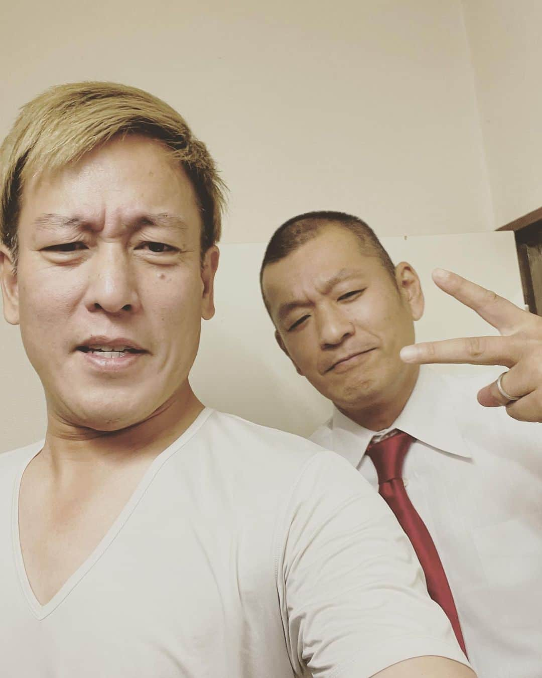 じゅんいちダビッドソンさんのインスタグラム写真 - (じゅんいちダビッドソンInstagram)「先日浅草で卓郎と写真撮った時肌着だったおじさんです✌️  #肌着似合いすぎててすまない #漫才協会 #東洋館 #ネタ出番 #u字工事 #じゅんいちダビッドソン #のびしろですねと言ってるところです　#浅草  #元同門w」10月8日 10時48分 - 0204junich_davidson_official