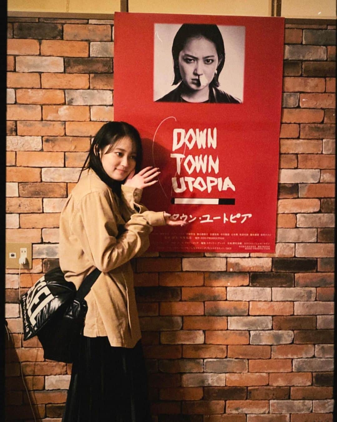 吉本実憂さんのインスタグラム写真 - (吉本実憂Instagram)「ポスターポスター🎞️✨  こんな顔してるのに こんなでっかくなるとは。笑  （みんなはこんな顔しないでね）  11/3公開です！ 後約1ヶ月✨  #downtownutopia  #ダウンタウンユートピア   #ブラックコメディ  #モノクロ映画」10月8日 10時48分 - miyu_yoshimoto_official
