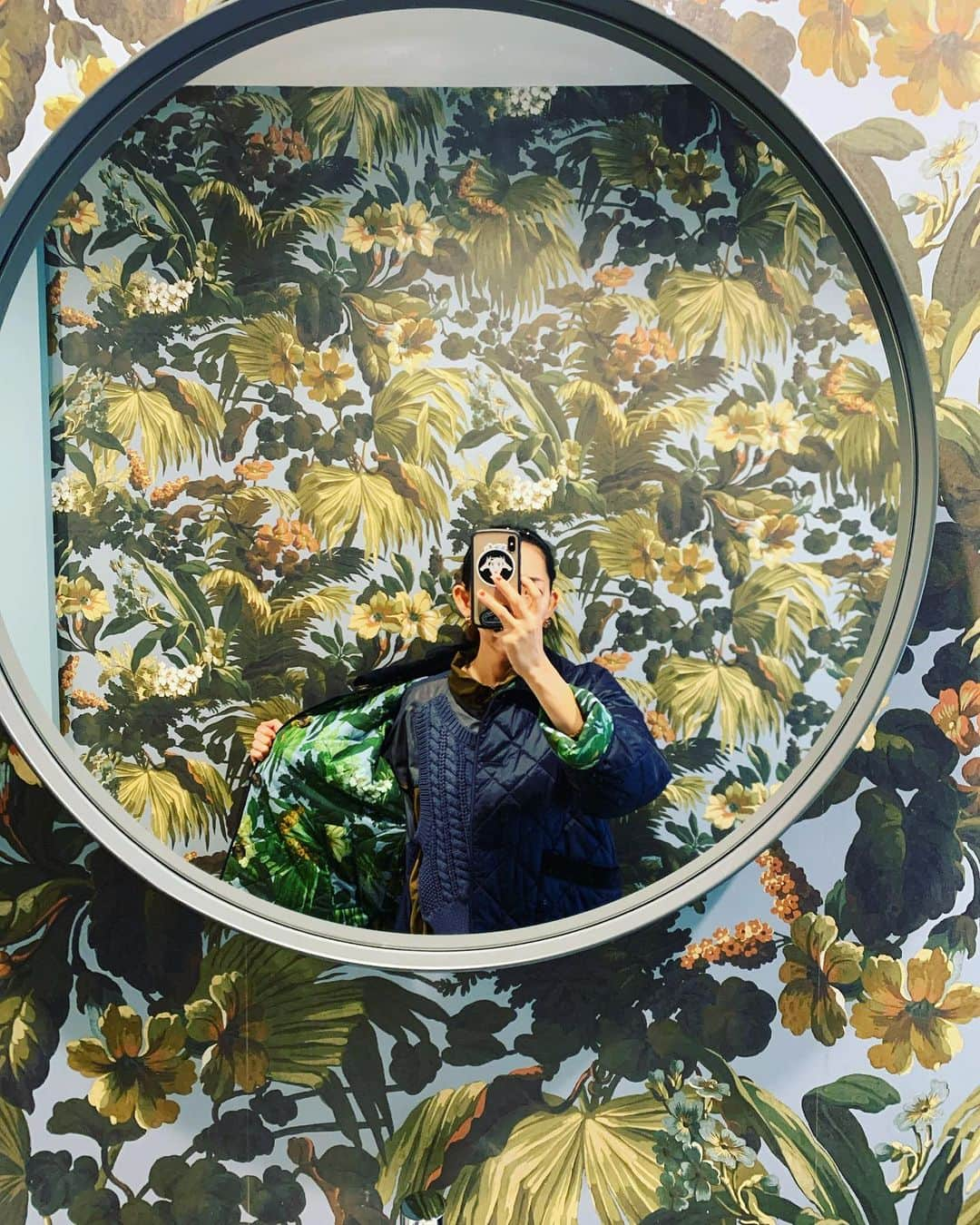 Rie fuさんのインスタグラム写真 - (Rie fuInstagram)「Obsessed with our bathroom @houseofhackney wallpaper & @barbour collab jacket 🧥壁紙と同化するジャケット　#wallpaper #homedecor #houseofhackney #barbour #jacket #バスルームインテリア」10月8日 10時51分 - riefuofficial