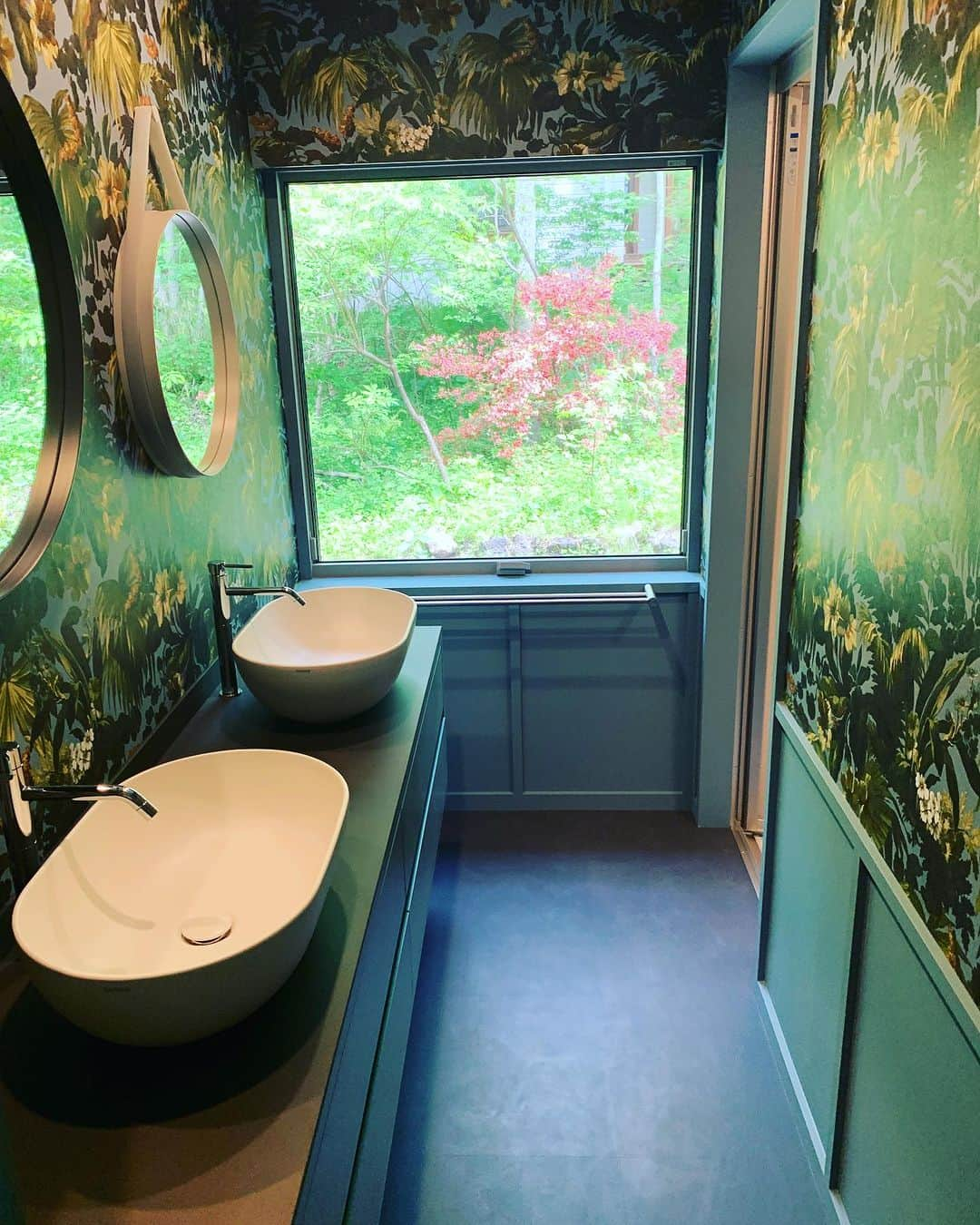 Rie fuさんのインスタグラム写真 - (Rie fuInstagram)「Obsessed with our bathroom @houseofhackney wallpaper & @barbour collab jacket 🧥壁紙と同化するジャケット　#wallpaper #homedecor #houseofhackney #barbour #jacket #バスルームインテリア」10月8日 10時51分 - riefuofficial