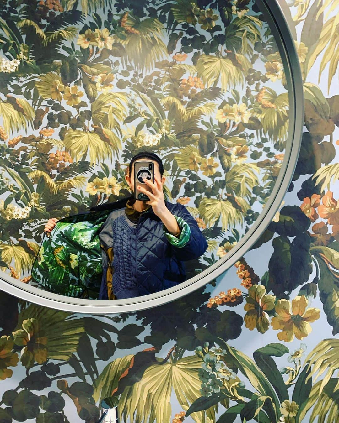 Rie fuさんのインスタグラム写真 - (Rie fuInstagram)「Obsessed with our bathroom @houseofhackney wallpaper & @barbour collab jacket 🧥壁紙と同化するジャケット　#wallpaper #homedecor #houseofhackney #barbour #jacket #バスルームインテリア」10月8日 10時51分 - riefuofficial