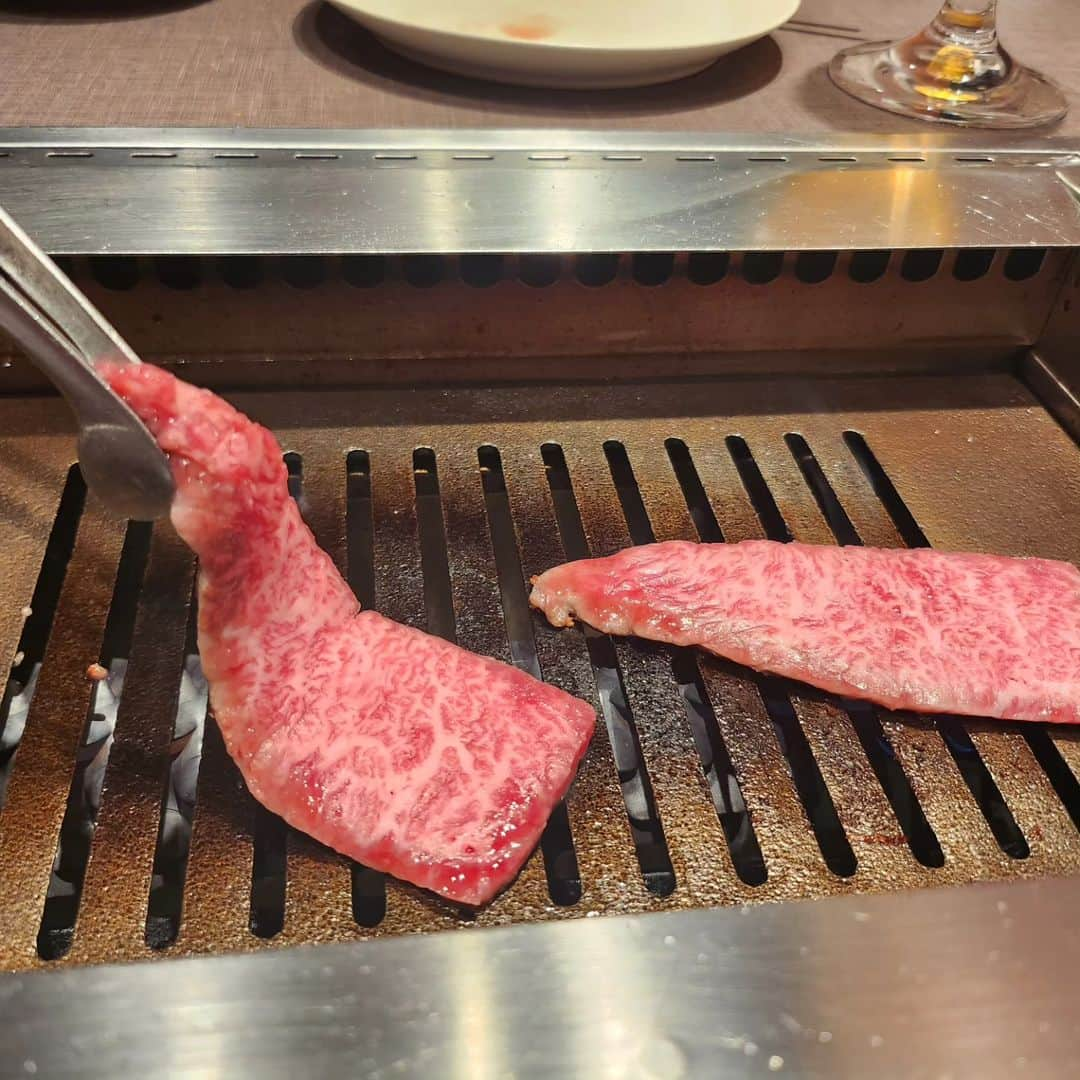 風子さんのインスタグラム写真 - (風子Instagram)「渋谷にある熟成肉の焼肉屋さんにいってきた😺  黒毛和牛の熟成😻  ウニとサーロインのキンパ😻  タンにおろしロースにホルモンも🫶  美味しかったああ😽  新南口から近いよ😼  PR agingbeef_shibuya #エイジングビーフ #熟成肉 #焼肉 #渋谷ディナー #渋谷ランチ #エイジングビーフ渋谷 #渋谷焼肉 #お肉ディナー」10月8日 11時02分 - pchan030