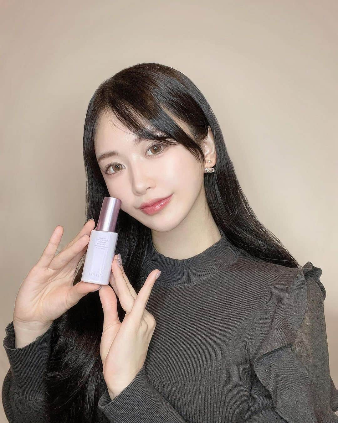 春乃舞利乃のインスタグラム：「MASK FIT TONE UP ESSENCE . @tirtir_jp_official  . .  エッセンスのようにしっとりとしたうるおいを与えナチュラルにカバーしてくれる優れもの！ . . パープルカラーが気になるくすみをメイクアップ効果で補正するトーンアップエッセンス。 エッセンスのような水分感で、華やかな素肌美を演出してくれます！ 日焼け止めや、メイクアップベースを重ねなくてもこれ１つでメイク下地が完了！💄 . . TIRTIRの商品はいつも機能性が高くて重宝しています☺️💓 . . . #pr #TIRTIR #ティルティル  #トーンアップエッセンス #化粧下地 #カラーベース #カラーコレクション #パープルトーンアップ #グリーントーンアップ #トーンアップベース #メイクベース」