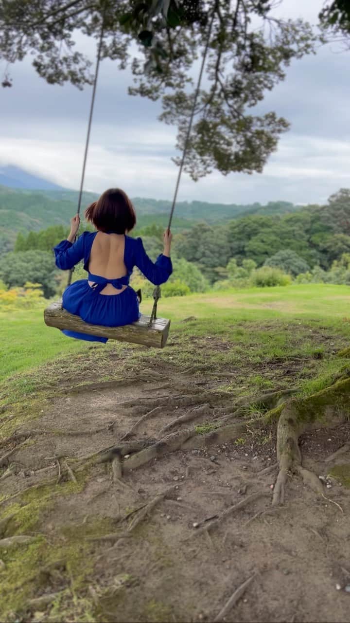 古河由衣のインスタグラム：「大自然でブランコ𖤣𖠿𖤣𖥧𖥣｡𖥧 𖧧𖤣𖥧𖥣｡𖥧 𖧧𖤣𖠿𖤣 童心を忘れず、初心を忘れず🌳🍃  あなたの大事にしたいものはなんですか？✨ 子供の頃の自分の経験や気持ちは、 大人になっても芯を支えてくれるよね。」