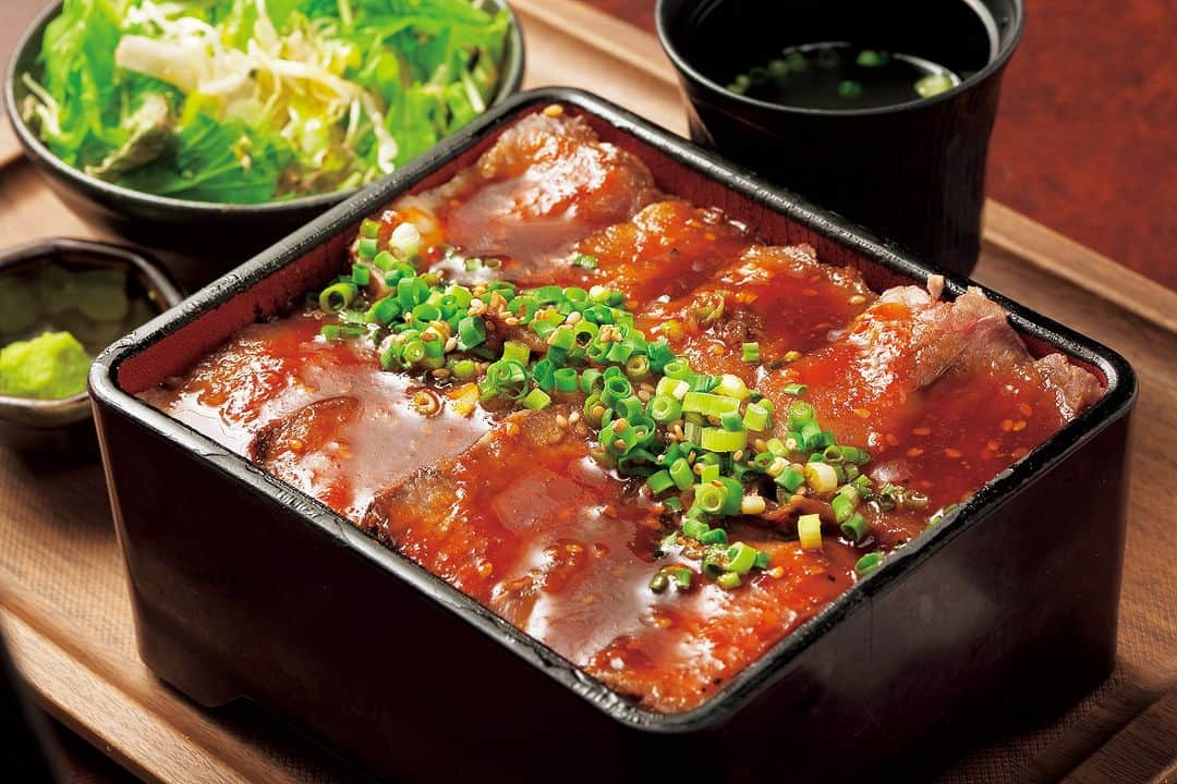 ナッセ福岡 編集部 (旧めさーじゅ) のインスタグラム：「. 今知りたい！今日食べたい！天神ランチ7選をご紹介！🍽️  【つけ麺／（並）1,000円（中）1,100円（大）1,200円】 ※写真は中盛り（300g）  全粒粉の極太麵と超濃厚な魚介豚骨スープ！マー油や唐辛子ベースの辛いつけ麺もおすすめ🥢  昨年9月に春吉から親不孝通りに移転した「がんつけ」。全粒粉が混ぜ込まれた極太の麺をチャーシューがごろっと入った濃厚魚介豚骨スープに絡めていただく。スープに焼き石を入れて再加熱できるため、最後まで熱々を楽しめる🎶その他、マー油ベースの黒つけ麺や唐辛子ベースの辛味つけ麺がそろう。油そばも大人気😊  詳細は、プロフィールのリンクをチェック😉❣️  【店舗情報】 天神黒毛流 焼肉 参星 092-707-0701 住／中央区天神2-12-1 天神ビル地下街内B1 営／ランチ11:00～15:00（OS.14:00）ディナー17:00～23:00（OS.22:00） 休／年中無休 決算方法／現金・カード・QR テイクアウト／あり 予算／1,000円～  #福岡グルメ #天神グルメ #福岡ランチ #天神ランチ #fukuoka #fukuokagourmet #fukuokafood #カルビステーキ重 #参星 #ミツボシ」