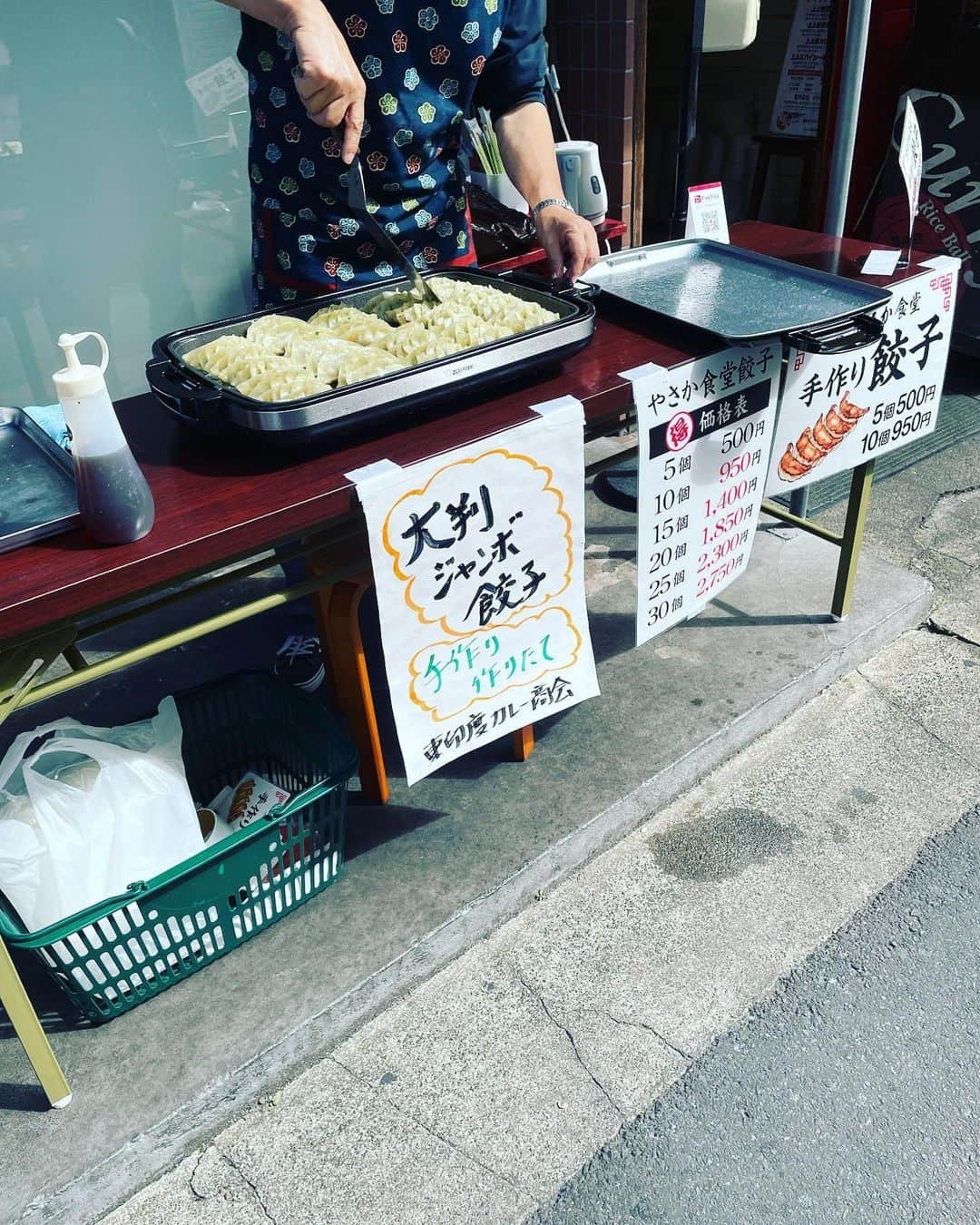 向清太朗さんのインスタグラム写真 - (向清太朗Instagram)「餃餃餃〜！ 街を歩いてたら良い匂い！ 匂いの元はなんと〜、餃子だった餃〜！ やさか食堂さんが毎週日曜日のお昼だけ店頭で販売している餃子をイレギュラー買い！ そしたら中身の餡がずっしりびっしりで食べ応えありのめちゃくちゃ美味しい餃子だったから嬉しい誤算だ餃〜！ 野菜多めなのにしっかり肉の味付けが濃いのかご飯進めてくれる味で西郷だ餃〜！  #餃子 #焼き餃子 #やさか食堂 #餃子君 #店頭販売に弱い #見てるだけでテンション上がる #店の奥では奥さんが餃子作り #こんな家庭欲しい #こんな奥さん欲しい #彼女欲しい #モテたい #もっと若い時に #いろいろモテるための行動しとくべきだった #あれれ #目から何か水が #天津向 #川島ねごと #餃餃餃」10月8日 11時11分 - tensinmukai