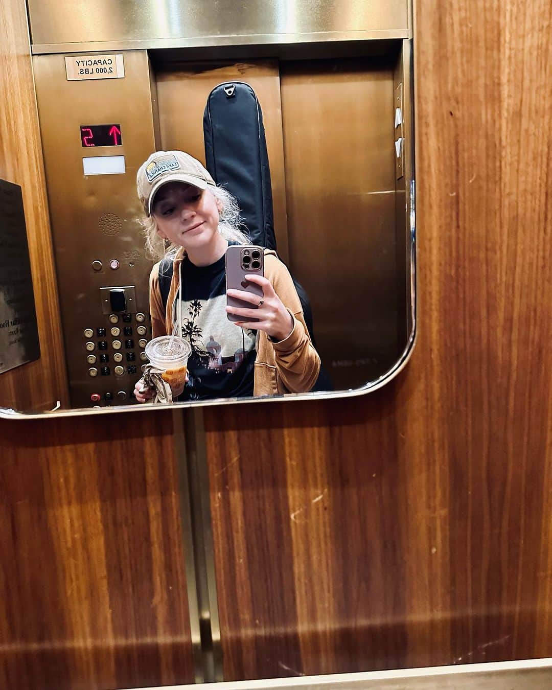 エミリー・キニーのインスタグラム：「Love u 💕🙂💫」