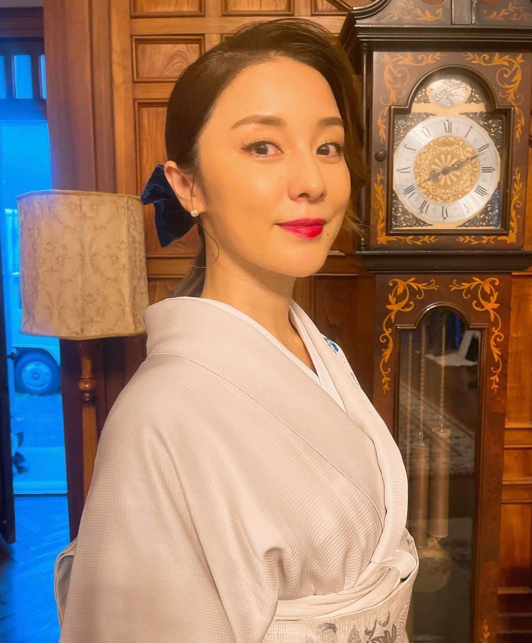 伊藤歩のインスタグラム：「素敵なお着物で新たなドラマ撮影❤️ 日本人で良かったぁと身が引き締まります。  I feel so lucky and happy to be Japanese when I wear a kimono 👘🇯🇵👘  #japaneseculture  #japanesefashion  #kimono  #lovejapan  #日本人でよかった」