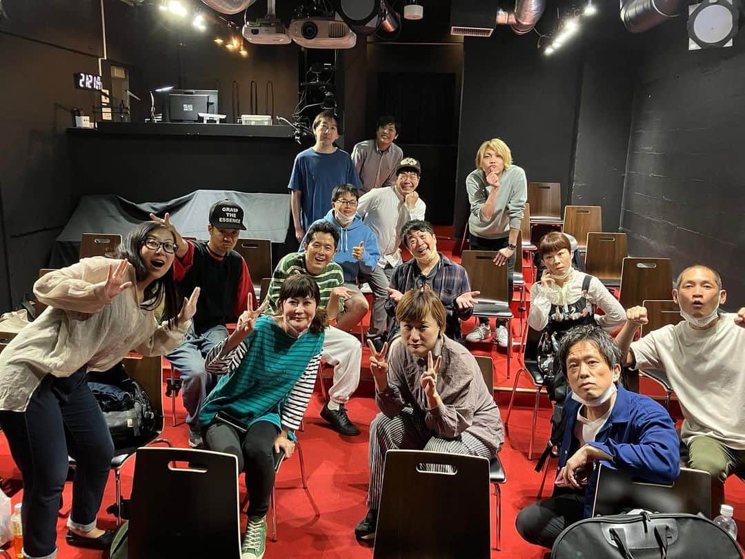 村民代表南川のインスタグラム：「23/10/5(木)「しろう漫才倶楽部」でした。  各組ゲストをお招きして秋の対抗戦！ ネタもトークコーナーも大盛り上がりで。MCでありながらS席で観ているような。 ジャッジという名の大喜利を100で当てまくったしろうさん、面白格好よかったです！  次回は11/2(木)！ https://tiget.net/events/269733  #しろ漫」