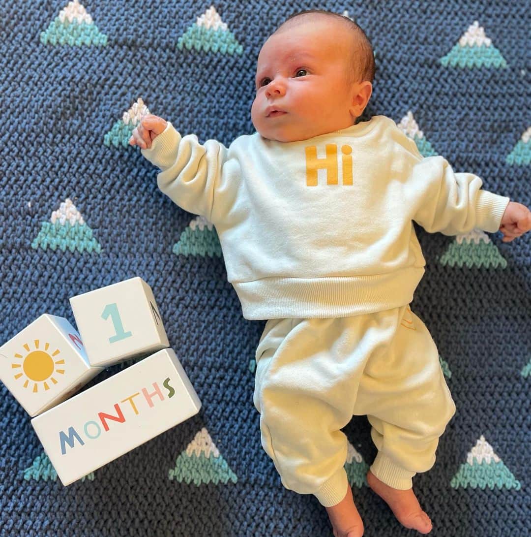 ペイジ・ローレンスさんのインスタグラム写真 - (ペイジ・ローレンスInstagram)「Officially one whole month of being “Mom & Dad”! We’ve both been peed on, pooped on and spit up on, so I think we’re nailing it!   We sure do love our Forrest 🥰」10月8日 11時09分 - paigehlawrence