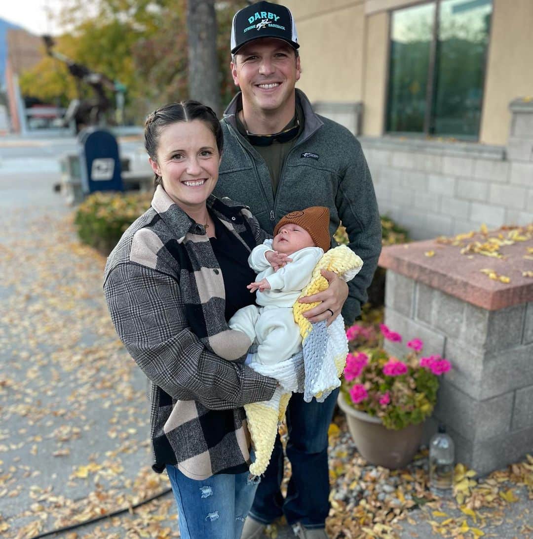ペイジ・ローレンスのインスタグラム：「Officially one whole month of being “Mom & Dad”! We’ve both been peed on, pooped on and spit up on, so I think we’re nailing it!   We sure do love our Forrest 🥰」